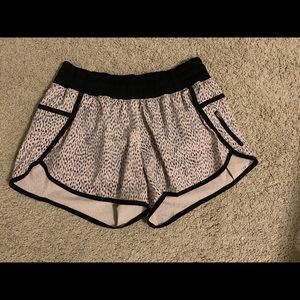 Lululemon Tracker Short V 4”